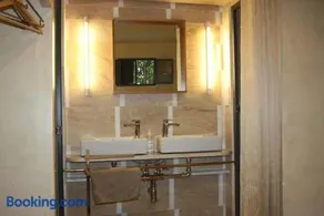 Room 2p & bathroom - Image 1