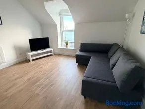 2 Bed Apartment with Harbour Views Apt 3 - Image 4