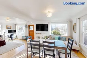 Renovated home in central location with hot tub theater fast wifi & work desks - Image 5