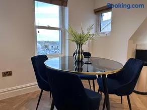 Elegant 2 bed Penthouse in Leyburn - Image 4