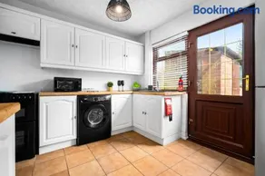 Modern Three Bed House - Garden - Parking - Image 5