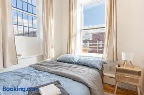Modern 2BR Near LaGuardia & Subways - Image 2