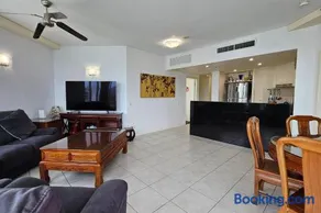 Waterfront Sub-Penthouse Apartment in City Centre - Image 5