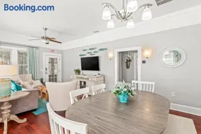 2BR Bungalow - Cozy Holiday Home Near Downtown & Beach - Image 4