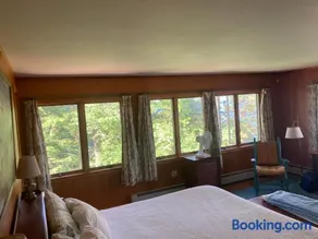 Shore House on Lake Sunapee - Image 1