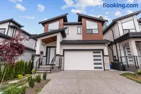 Charming, Cheerful, Exquisite 4 BR house, free wifi, free parking, free cancelation - Image 1