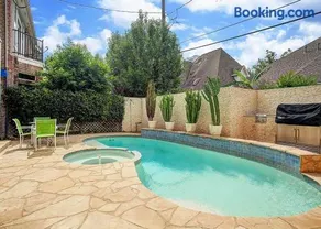 INSPERIT Home at Galleria with heated pool spa - Image 2