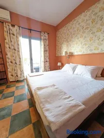 Okeania Seafront Rooms in Kamena Vourla - Image 3