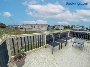 Cosy Caravan With Decking At Golden Anchor Holiday Park In Skegness Ref 25055Bm - Image 1