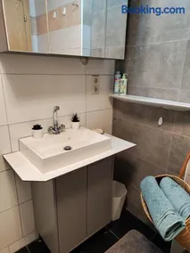 Doppelzimmer mit Gemeinschaftsbad und kleiner Küche Nannen 382 - Image 4