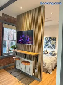 Stylish City Penthouse Getaway - Image 3