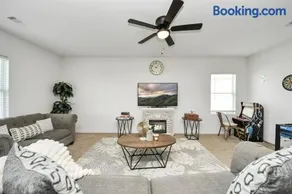 Family-Friendly 4 Bed & 2 Bath Oasis with Fully Equipped Kitchen & Relaxing Vibes - Image 3