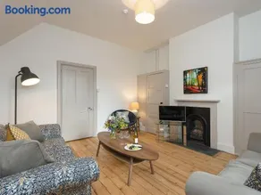 Stable Yard Cottage - Image 1