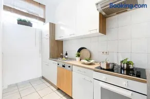 Chic 4 Room Apartment in Mannheim - Image 1