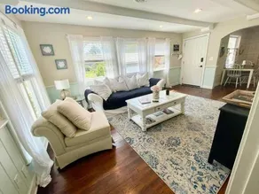 Cozy sanctuary minutes from the bay and beaches - Image 4