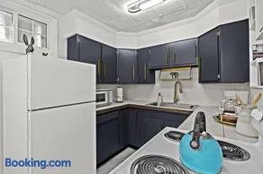 Modern Apartment with Parking & Prime Location - Image 1