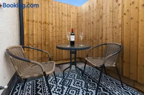 The Crews Quarters Anfield - Sleeps 9 - Modern - Image 2