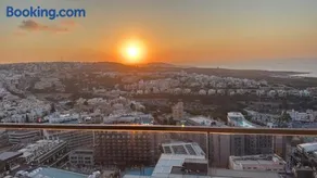 Luxury Sky Residence at Mercury Tower 22nd Floor Sea View Infinity Pool - Image 3
