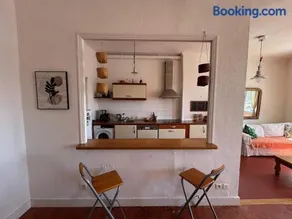 Spacious 2-bed apartment with direct Port view, free parking - Image 3
