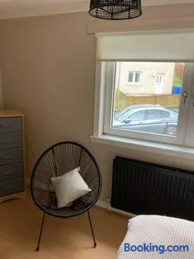 Budget friendly apartment with stairs Near Glasgow airport and Loch Lomond - Image 3