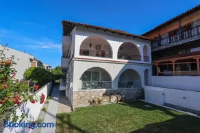 Kyklos Apartment Elegant Stay by the Sea - Image 1