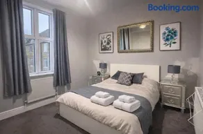 Haywra Apartment LT By Furnished Accommodation - Central Location - Rare FREE PARKING - Family Relocation - Business Stays - Image 5