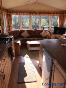 Shepherds Huts Ham Hill, 2 double beds, Bathroom, Lounge, Diner, Kitchen, LOVE dogs & Cats Looking out to lake and by Ham Hill Country Park plus parking for large vehicles available also great deals on workers long term This is the place to relax and BBQ - Image 3