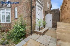 Quiet Mews House with PARKING and GARDEN close to centre and beach - Image 2