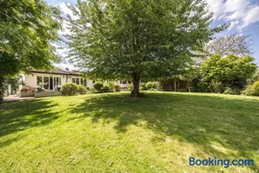 Serene spacious room (double) in gorgeous bungalow on river near Thorpe park and Holloway University Egham - Image 4