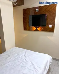 Hotel 7 Heavens - Image 1