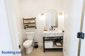 500 HOUSE - Stylish 1BR with Soaring Ceilings and Fire Table - C - Image 3
