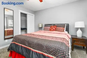 Sunlit Renovated Home, BBQ, Porch & Trails Nearby - Image 4