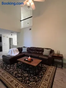 Cozy modern Mediterranean haven, 1 King 2 Queens - Image 2