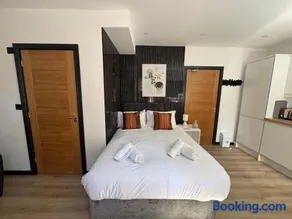Stylish Modern Studio, Hotel-Quality Stay - Image 2