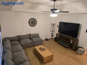 Stylish 3bd 2bath home - Image 3