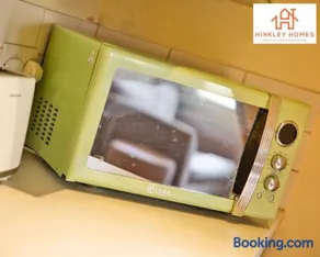 Spacious 1bed - 2 Floors - Located on the River Side and close to Town Centre - Free Parking - Image 2