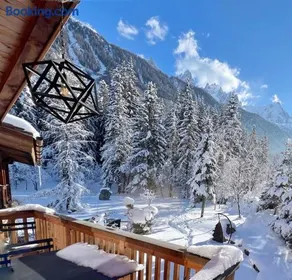 Charming Alpine Retreat in Val d Isère Self Check-in & Reserved Private Parking - Image 2