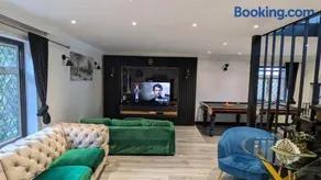 Heathrow 6B Home - Sleeps 12 Parking Garden WIFI - Image 3