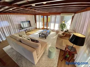 The Oak & Anchor - Hong Kong Houseboat - Image 1