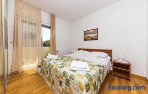 Three-Bedroom Apartment Kastel Kambelovac With Sea View 01 - Image 4