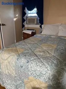 BedRoom with half bathroom - Image 4