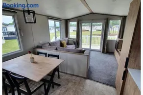 Sleeps6-FamilyFriendly-FlamingoLand-Pool - Image 1