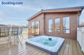 Hedgerow Lodge with Hot Tub - Image 1