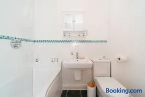 City Centre Posh Parlour Gated Parking 1bed Wifi - Image 4