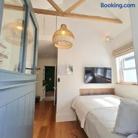 THE ANNEX, Lostwithiel Double Bed, Private Parking, Quiet Location - Image 2