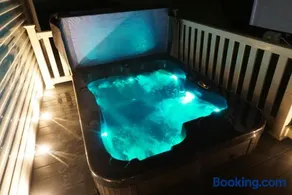 MPoint36 at Tattershall Lakes Hot Tub Lake Views 3 Bedrooms - Image 2