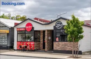 Spacious 3BR Family Home Near Hobart Airport & East Coast - Image 5
