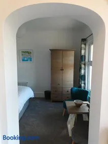 Contemporary one bed studio. Sea views and parking - Image 3