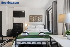 Cozy 1BR Center City Retreat with Free Parking - Image 4