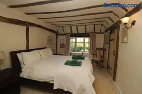 Idyllic 15th century farmhouse with hot tub - Image 4